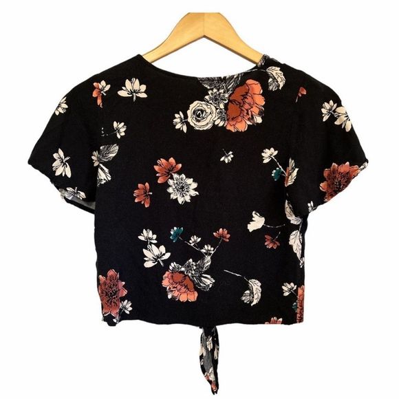 NEW NWOT BLACK FLORAL FRONT TIE CROP TOP SIZE MED - Picture 5 of 11